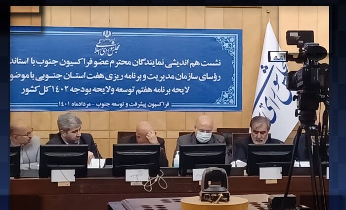 استاندار بوشهر: مسئولیت‌های اجتماعی صنایع در قبال مناطق پیرامونی، قانون شود