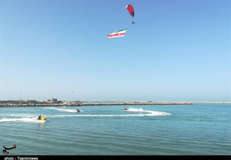 اهتزار پرچم ایران در ساحل بوشهر +تصاویر